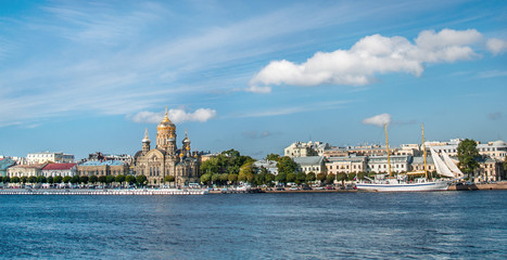 Fototapeta na wymiar View of the embankment of the Neva River in the city of St. Petersburg