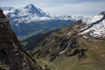 Fototapeta na wymiar Blick auf Grindelwald mit Eiger,Mönch und Jungfrau
