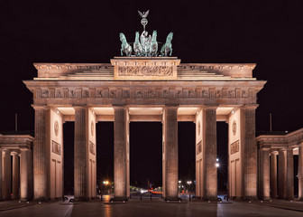Obraz premium Berlin Brandenburg Gate illuminated at night