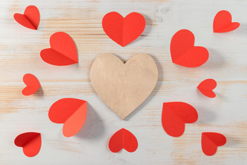 Obraz premium Red paper hearts on wooden background. Valentines day.