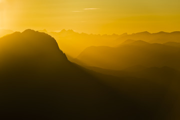 Fototapeta premium Sonnenuntergang über Pendling, Inntal, Rofangebirge und Karwendel, Tirol, Österreich