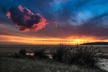 Fototapeta premium Europas Schönheiten der Stand, Land, Natur und Straßen mit Sonne, Wolken und Nebel
