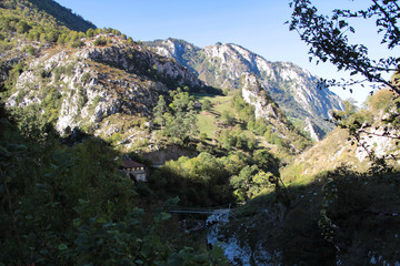 Europas Schönheiten der Stand, Land, Natur und Straßen mit Sonne, Wolken und Nebel