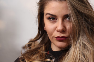 Fototapeta premium portret pięknej dziewczyny modelki