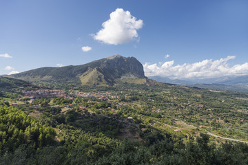 Fototapeta na wymiar Das Monte Bulgheria Bergmassiv mit dem Dorf San Giovanni a Piro im Cilento