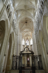 Fototapeta na wymiar Nef de l'abbaye Saint-Germain à Auxerre en Bourgogne, France