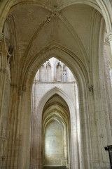 Obraz premium Voûtes en croisées d'ogives de l'abbaye Saint-Germain en Bourgogne, France