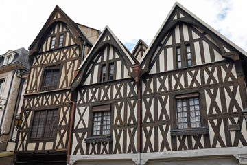 Fototapeta na wymiar Maisons à colombages à Auxerre en Bourgogne, France