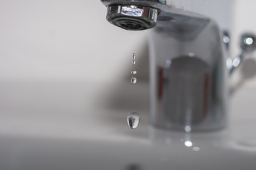 Tropfendes Wasser vom Hahn im Badezimmer 