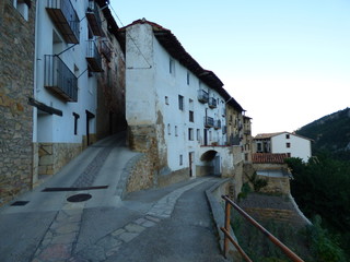 Linares de Mora. Pueblo en la Provincia de Teruel ( Aragón, España). Está situado en la Sierra de Gúdar y consiste de dos núcleos de población: Linares de Mora y Castelvispal