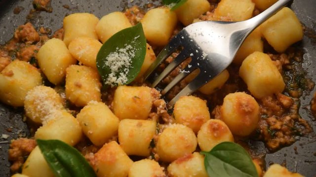 Gnocchi με σάλτσα κρέατος ñoquis con salsa de carne video ხორცის სოუსით ar gaļas mērci al ragù