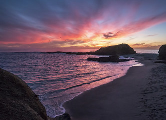 Obraz premium 4K Beautiful California Beach Sunset on the Shores with Rocks