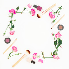 Obraz premium Feminine composition with pink roses and cosmetics on white background. Beauty concept, floral frame. Flat lay, Top view.