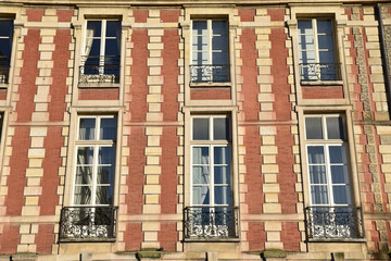 Façade brique et pierre à Paris, France