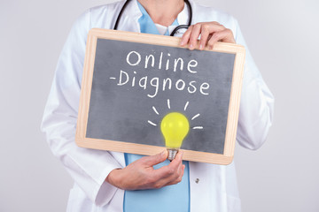 Arzt mit Schild und Lampe zu Online Diagnose