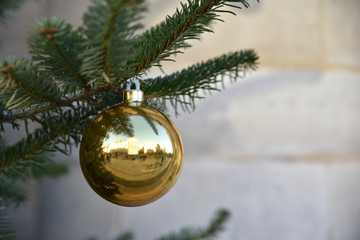 Boule de Noël or dans sapin vert