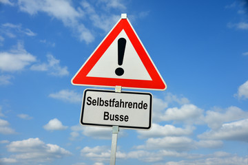 Selbstfahrende Busse, Bus, Shuttlebus, Autonomes Fahren, fahrerlos, Straßenverkehr, Elektrobus, Digitalisierung, Nahverkehr, ÖPNV, Personenverkehr, Verkehrsschild, Warnung © nmann77