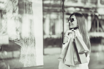 Obraz premium Girl looking at the window of a shop
