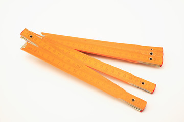 Zollstock oder Meterstock mit metrischer Einteilung als Freisteller