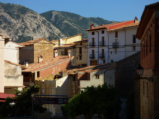 Pitarque. Pueblo de Teruel (Aragon,España). Está situado en la comarca del Maestrazgo, al pie de la montaña de Peñarrubia