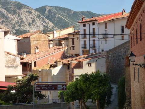 Pitarque. Pueblo de Teruel (Aragon,España). Está situado en la comarca del Maestrazgo, al pie de la montaña de Peñarrubia
