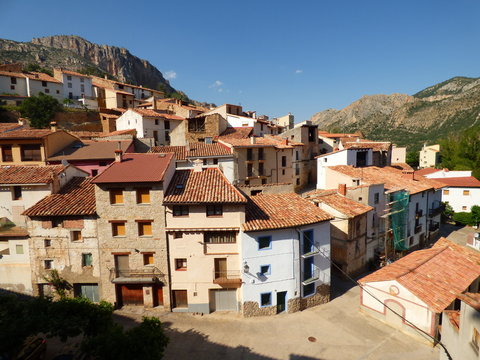 Pitarque. Pueblo de Teruel (Aragon,Espa&ntilde;a). Est&aacute; situado en la comarca del Maestrazgo, al pie de la monta&ntilde;a de Pe&ntilde;arrubia