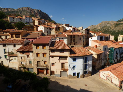 Pitarque. Pueblo de Teruel (Aragon,España). Está situado en la comarca del Maestrazgo, al pie de la montaña de Peñarrubia