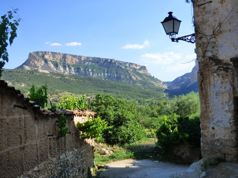 Pitarque. Pueblo de Teruel (Aragon,Espa&ntilde;a). Est&aacute; situado en la comarca del Maestrazgo, al pie de la monta&ntilde;a de Pe&ntilde;arrubia