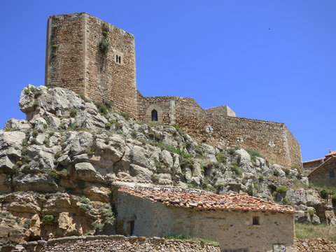 Castillo de Puertomingalvo. Pueblo con encanto de Teruel en Aragón, España