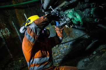 Miner fixing machine