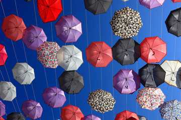 Himmel voller Regenschirme, aufgespannte Schirme
