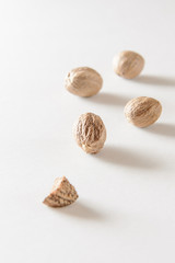 Nahaufnahme von fünf Muskatnüssen, Freisteller