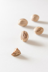 Nahaufnahme von fünf Muskatnüssen, Freisteller