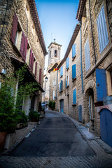 Une rue pavée de Chateauneuf du Pape en Provence
