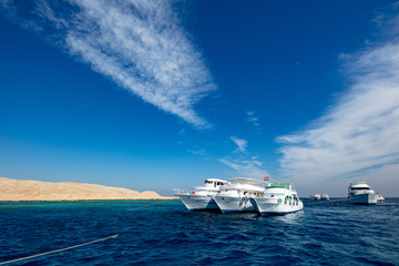 wybrzeże morza czerwonego z łodziami turystycznymi © Mariusz