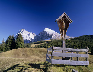 Fototapeta na wymiar Kruzifix an der Seiser Alm, Südtirol, Italien