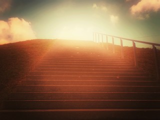 Stufen zum hellen Lichtschein am Himmel