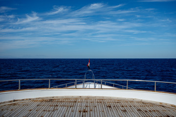 Widok na morze z pokładu jachtu - obrazy, fototapety, plakaty