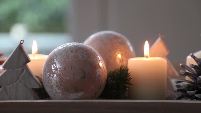 Adventsdekoration, Gesteck auf Tisch in vorweihnachtlicher Stimmung, Full HD Video 1080, Kamera zoomt heran