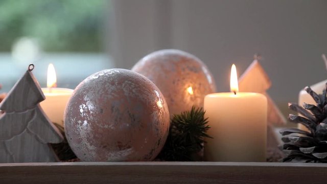 Adventsdekoration, Gesteck auf Tisch in vorweihnachtlicher Stimmung, Full HD Video 1080, Kamera zoomt aus Bild heraus