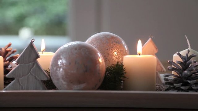 Adventsdekoration, Gesteck auf Tisch in vorweihnachtlicher Stimmung, Full HD Video 1080