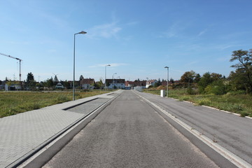 neu angelegte Straße am Stadtrand