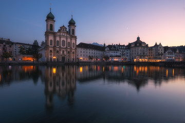Fototapeta na wymiar I magici riflessi del tramonto nella città di Lucerna in Svizzera