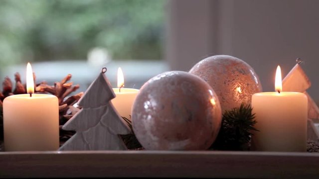 Adventsdekoration, Gesteck auf Tisch in vorweihnachtlicher Stimmung, Full HD Video 1080, schneller Schwenk von links nach rechts