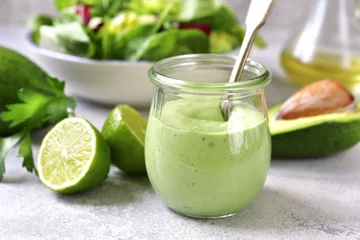 Foto op Plexiglas Huisgemaakte avocado-yoghurtdressing in een vintage glazen pot. © lilechka75