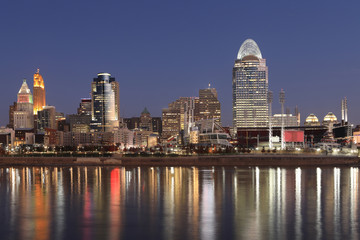 Naklejka premium Cincinnati city center after dark with reflections