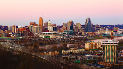 Fototapeta premium View of the Cincinnati, Ohio skyline at dusk