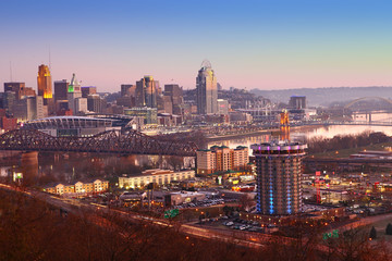 Fototapeta na wymiar View of the Cincinnati city center at twilight