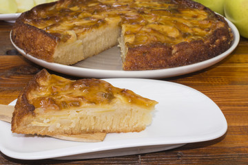 Una porción de tarta de manzanas sobre un plato de postre