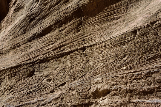 Gelber Sandstein mit horizontalen Erosionsschliefen